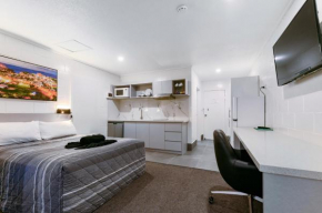 Aaron Motel, Gladstone